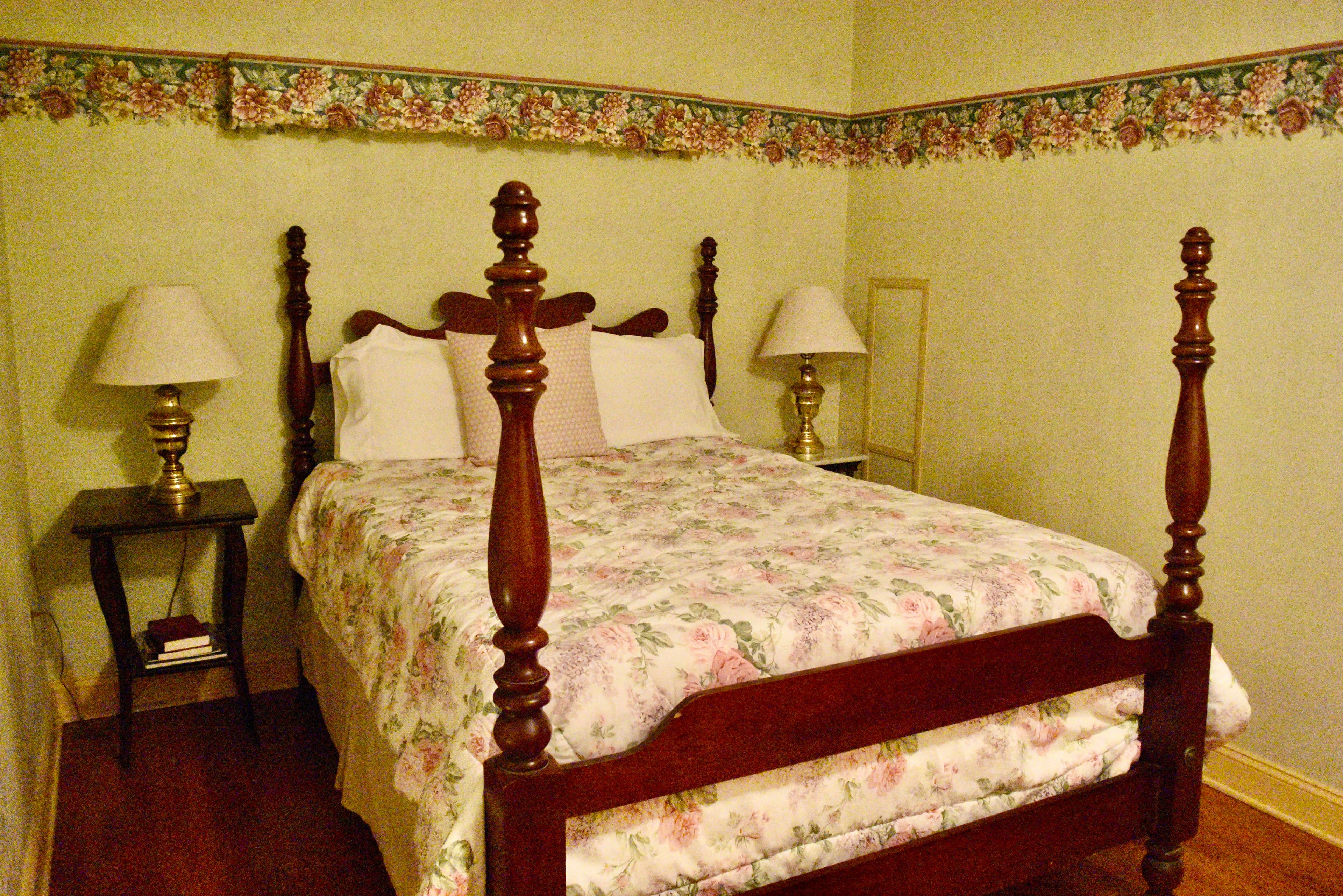 Major General R.H. Anderson Suite, Queen Bed & Pullout Full Size Sofa Bed