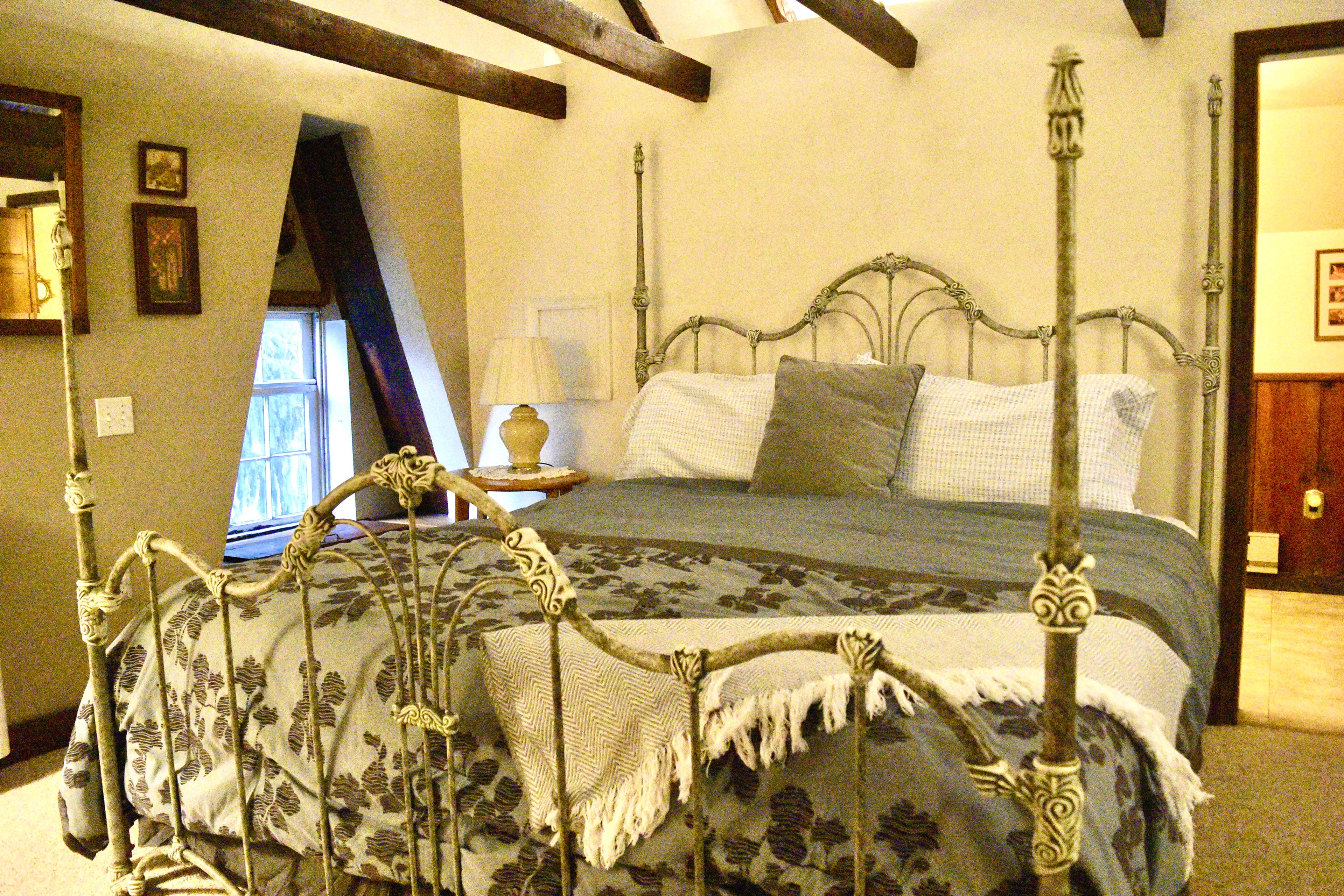 General Robert E. Lee Suite, King Bed with Sofa Pullout in Fullsize