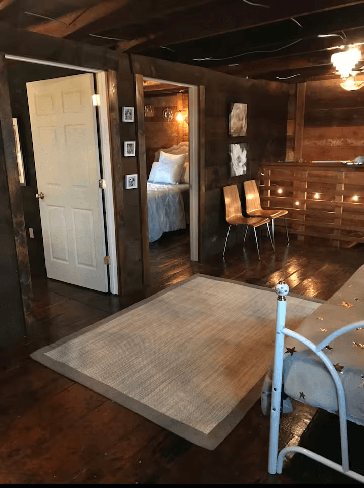 Showing 2nd floor landing w/daybed and doorways to bedrooms